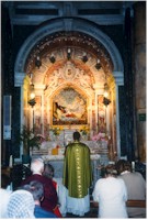 Gelobt sei Jesus Christus! Padre Alex begrüßt alle Surfer und insbesondere alle römisch-katholischen Priester sehr herzlich auf seinen Seiten. Soweit ich helfen kann, tue ich es gerne - sende mir einfach eine elektronische Nachricht. Wichtig ist, daß wir täglich treu das Brevier gläubig und eifrig beten und täglich das Heilige Meßopfer darbringen. Jeder Priester soll gerne Meßintentionen annehmen wollen. - Die Photographie zeigt eine Heilige Messe bei einer großen Italienwallfahrt mit einer österreichischen Gruppe von Pilgern, denen ihr Glaube an Gott, ihre Erlösung durch Jesus Christus, ihre Verehrung Marias, der allerseligsten Jungfrau und Gottesmutter viel bedeuten. - In diesem Sinne wünsche ich allen Priestern und Gläubigen Gottes reichen Segen für all ihr Wirken in Übereinstimmung mit dem Lehramt der römisch-katholischen Kirche. Padre Alex