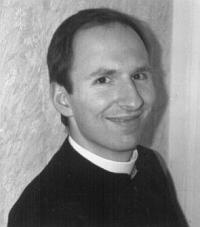 Ja, das bin ich. Natürlich sollte ich viel mehr Photographien auf meine Seite geben, aber immerhin gibt's jetzt schon ein paar Alben. Was könnte Dich interessieren? Jedenfalls wurde ich 1994 von Seiner Exzellenz, dem hochwürdigsten Herrn Militärbischof Msgr. Mag. Christian Werner, zum Priester geweiht, natürlich für seine Diözese. Ich erinnere mich noch gut an das Datum, weil an diesem 12. Juni 1994 die sog. EU-Volksabstimmung stattfand. Deshalb sage ich zu diesem meinem Weihesonntag immer: am Vormittag nein, am Nachmittag ja! Am Vormittag ging die ganze Familie zur EU-Abstimmung, um ein klares Zeichen zu setzen. Und am Nachmittag habe ich auf die Fragen des Bischofs mit einem klaren JA geantwortet. Also, mehr gibt's natürlich per E-Mail. Freut mich, daß Du auf meiner Seite surfst, bis bald! Padre Alex